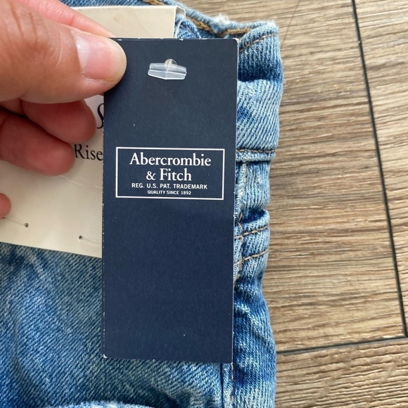NWT Abercrombie & Fitch The Mom Shorts High Rise Distressed Women’s 35 - Picture 4 of 14